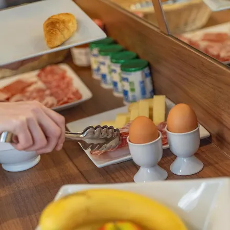 Отель Boronali 3*